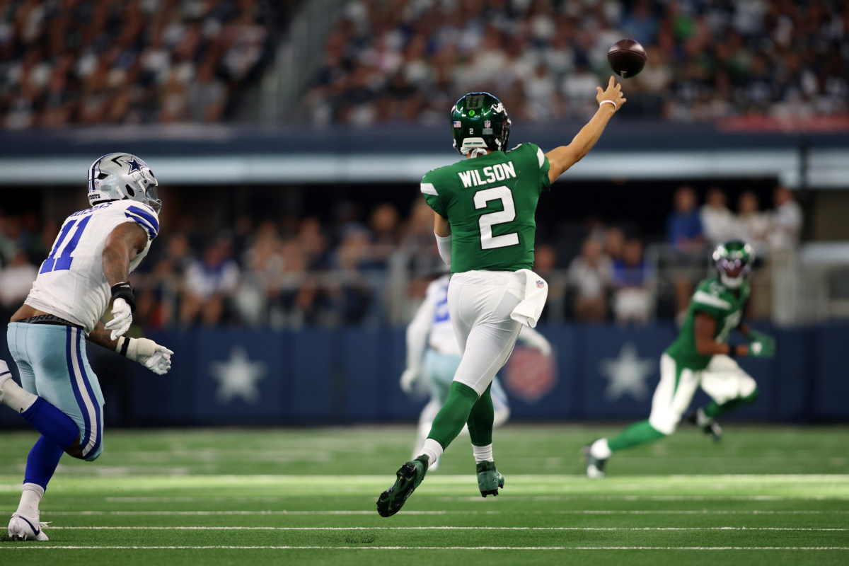 Jets' QB Zach Wilson (2) throws on the run vs. the Cowboys